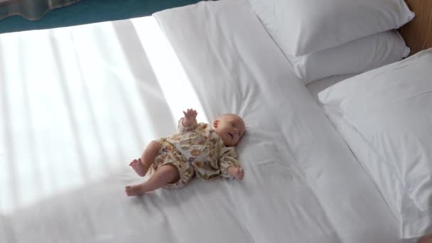 Bébé fille mignonne sur linge de lit blanc — Video