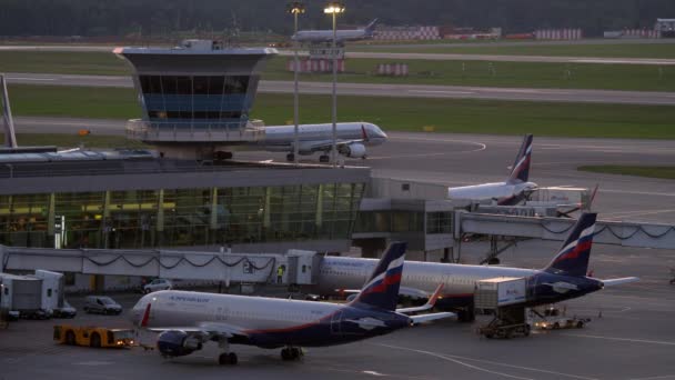 Aeroflot aviões e terminal com torre de controle no Aeroporto de Sheremetyevo, Moscou — Vídeo de Stock