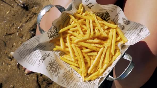 Wanita makan appetizing golden crunchy French fries outdoor — Stok Video