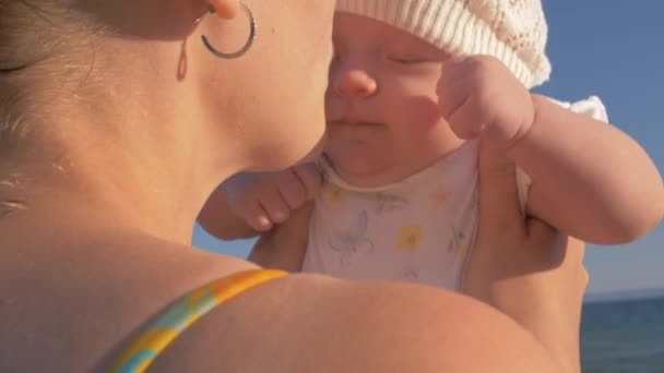 Felice madre baciare amata figlia del bambino — Video Stock