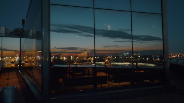 Ville la nuit et avion décollant dans la réflexion de la fenêtre — Video