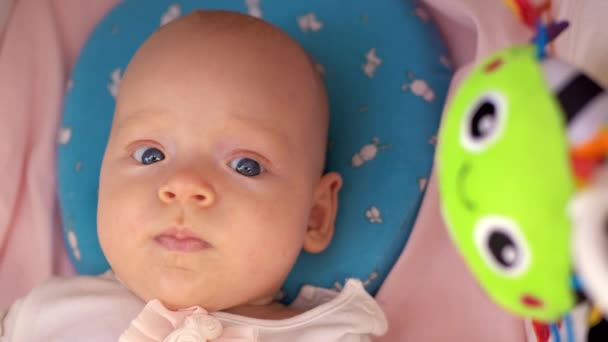 婴儿玩具小女孩在婴儿车 — 图库视频影像