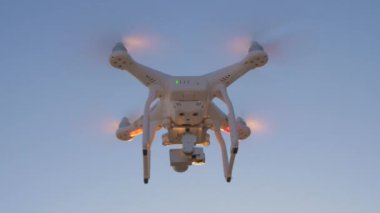 Akşam gökyüzünde uçan helikopter
