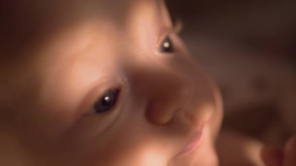 Retrato de bebé niña interior. Bebé con grandes ojos azules — Vídeo de stock