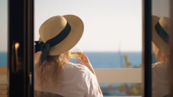Mujer bebiendo vino y relajándose en el balcón con vistas al mar — Vídeos de Stock