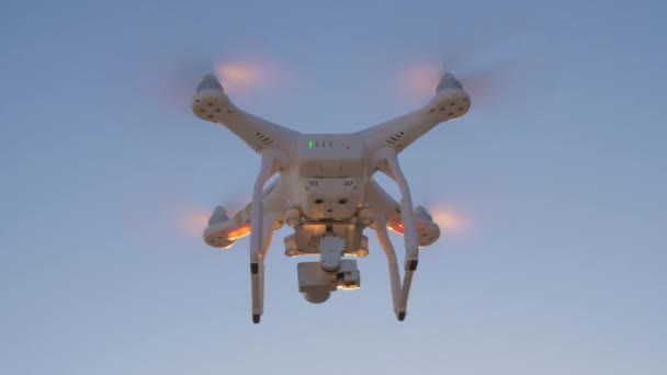 Copter volando en el cielo de la noche — Vídeos de Stock