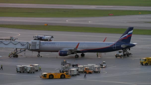 En el aeropuerto. Desembarque de aviones y tráfico de transporte — Vídeos de Stock