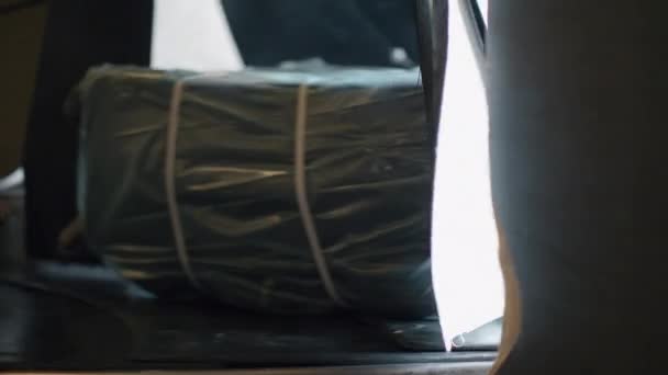 Bande transporteuse mobile avec valises à l'aéroport 