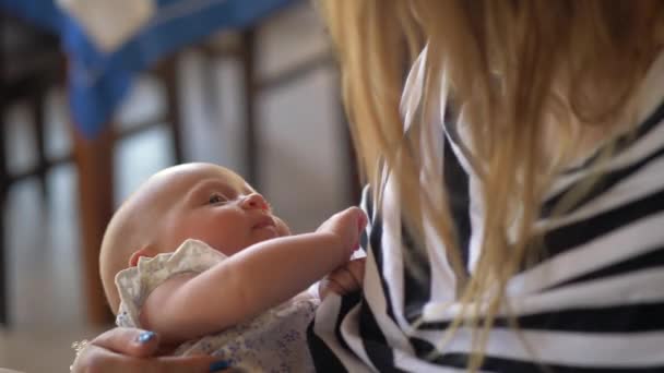 Mãe segurando bebê filha em mãos e olhando para ela — Vídeo de Stock