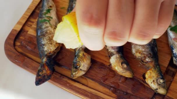 Sardine alla griglia con succo di limone — Video Stock