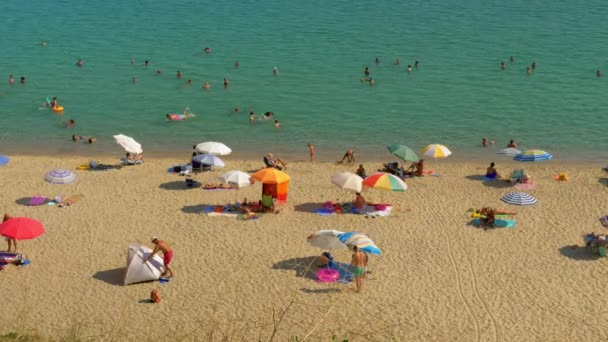 해안, 그리스에 여름 휴가 즐기는 사람들 — 비디오
