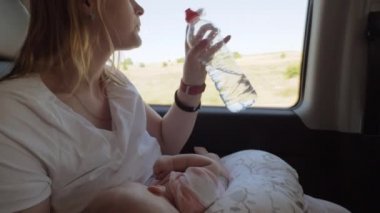 Kadın içme suyu arabada emzirme sırasında