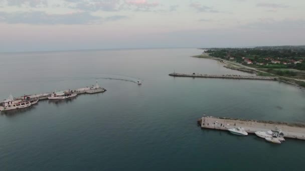 Vue aérienne du quai et du bateau à moteur à voile — Video
