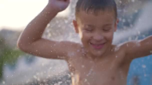 Gioioso ragazzo che balla sotto la doccia sulla spiaggia — Video Stock