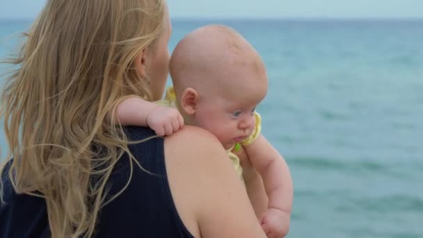 母亲与婴孩在海附近 — 图库视频影像