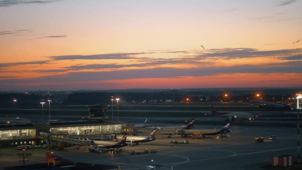 Terminalul D cu avioane de îmbarcare în Aeroportul Sheremetyevo, Moscova. Vedere de seară — Videoclip de stoc