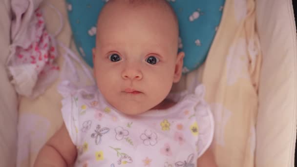 Retrato de bebê menina em carrinho olhando para a câmera — Vídeo de Stock