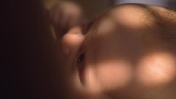 Bebé lactante de tres meses — Vídeo de stock