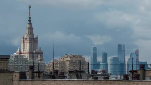 Timelapse de nubes sobre Moscú. Paisaje urbano con Universidad Estatal y rascacielos modernos — Vídeo de stock