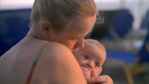 Loving mother kissing and embracing baby daughter — Stock Video