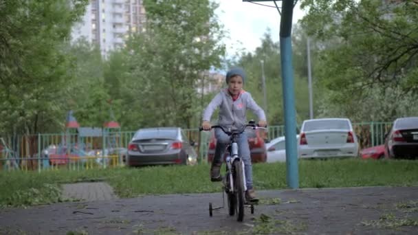 Criança tendo lazer ao ar livre ativo com andar de bicicleta — Vídeo de Stock