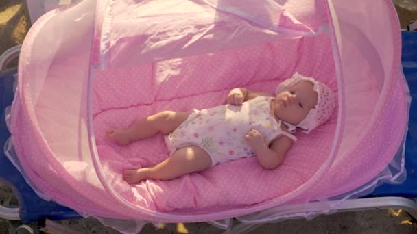 Uitje met baby op het strand — Stockvideo