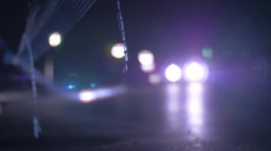 Gece sürüş ve farlar ile yanıp sönen arabalar