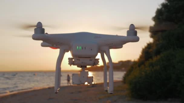Kopteri lentävät ja ammunta kohtaus meri ja auringonlasku — kuvapankkivideo