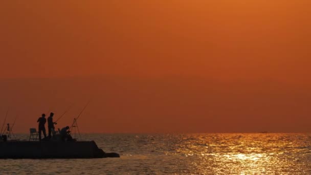 Scène de soirée de la mer et des pêcheurs sur la jetée — Video