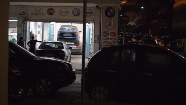 Straat met auto service station's nachts, Griekenland — Stockvideo