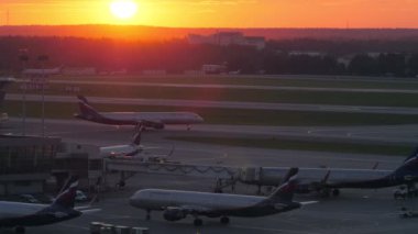 Aeroflot uçak gün batımında, Moskova Sheremetyevo Havaalanı