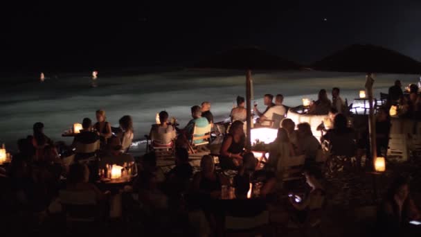 Lidé na dovolené v přírodě moře břeh kavárna v noci — Stock video