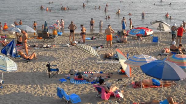 Nyaraló, pihentető a strandon, és fürdés a tengerben, Görögország — Stock videók