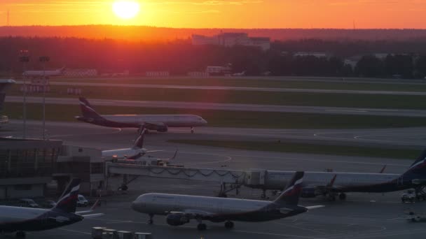 Aeroporto Sheremetyevo con aeroplani Aeroflot al tramonto, Mosca — Video Stock