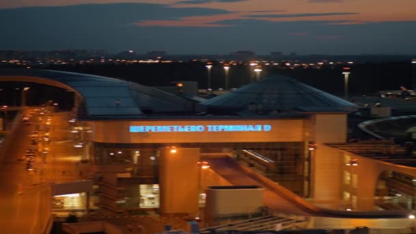 Terminal D dell'aeroporto Sheremetyevo, vista notturna. Mosca, Russia — Video Stock