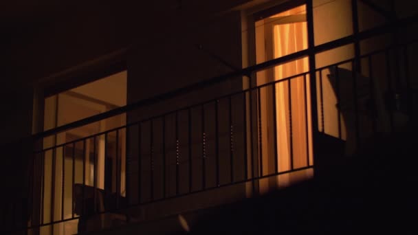 Дом балкон с открытыми дверями ночью — стоковое видео
