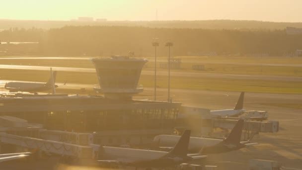 Luchthaven weergave in warm licht van zonsondergang — Stockvideo