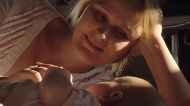 Щаслива мати дивиться на дитину з любов'ю — стокове відео