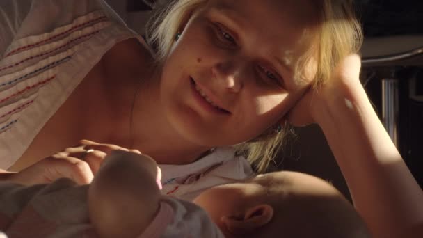 Lycklig mamma tittar på barnet med kärlek — Stockvideo