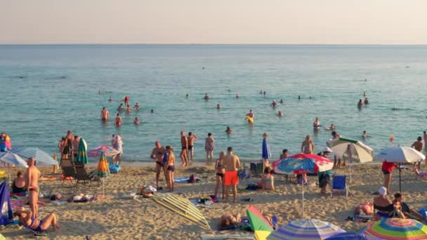 Emberek, amelyek kellemes időben a tengerparton, Görögország — Stock videók