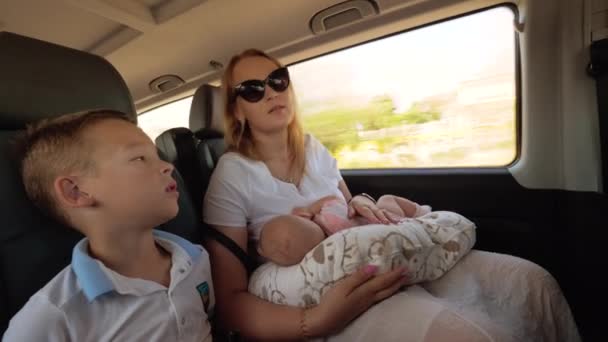 Madre con due bambini che viaggiano in auto — Video Stock