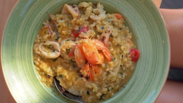 Comer en el restaurante con risotto de comida de mar — Vídeos de Stock