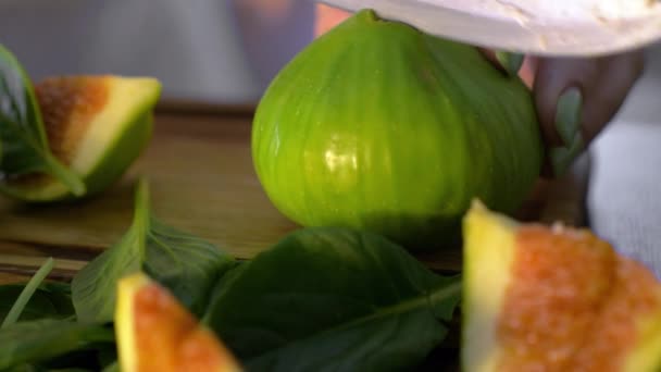 Разрезая зеленую смоковницу пополам — стоковое видео