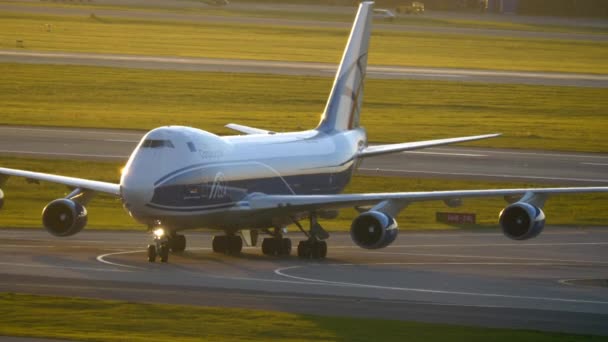 Avión de carga británico que conduce a la pista al atardecer — Vídeo de stock