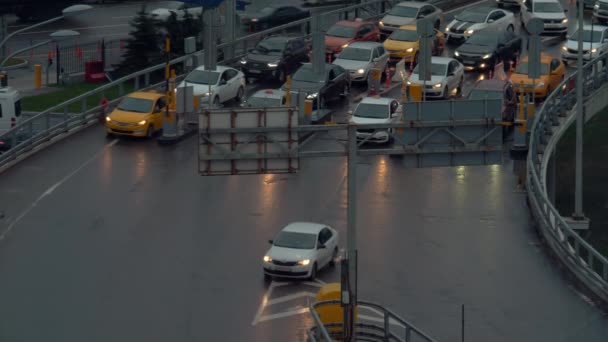 Barrier arm traffic control on entry road to airport, Moscow — Stock Video
