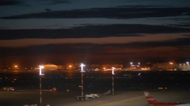 Sheremetyevo Havaalanı gece manzarası, Moskova alarak uçak ile