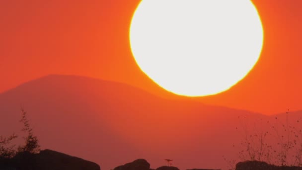 태양은 산 뒤에 추락의 Timelapse — 비디오