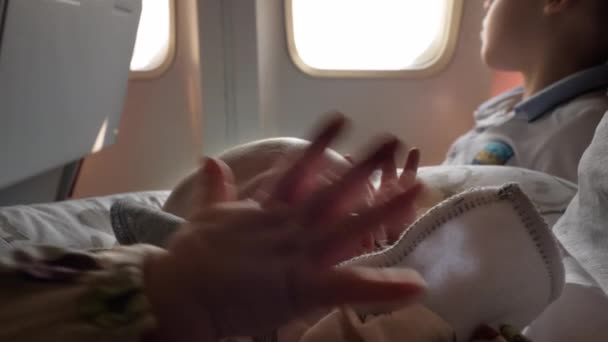 Bebis sover under flygningen — Stockvideo