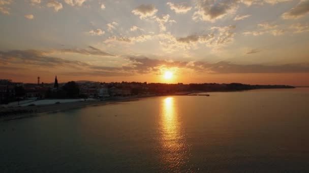 Panorama aérien du lever du soleil de la station balnéaire côtière. Nea Kallikratia, Grèce — Video