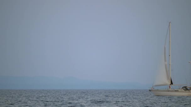 Yate blanco navegando en un mar tranquilo — Vídeos de Stock